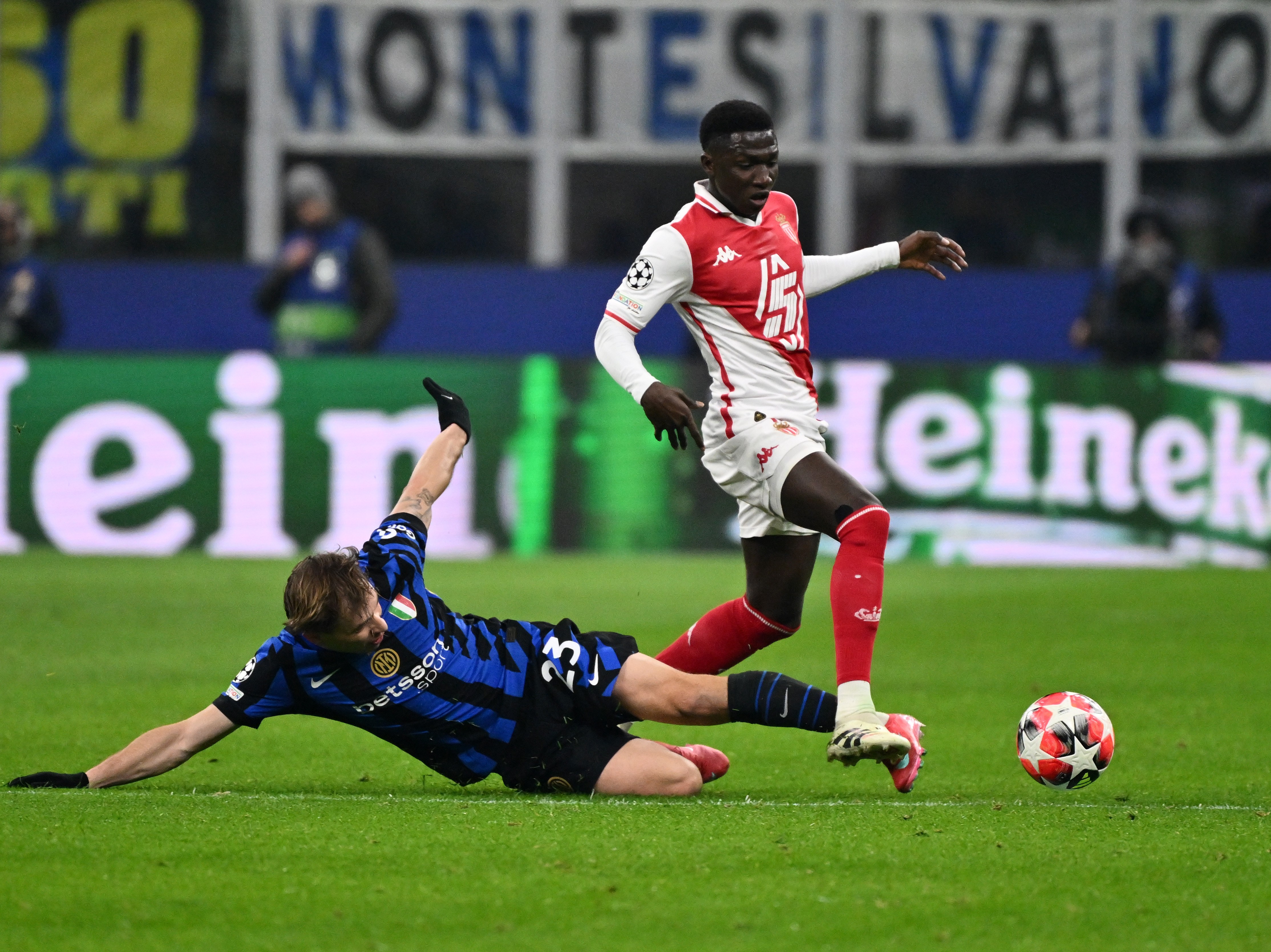 包含欧国联赛成绩起伏不定，球队奋力拼搏的词条