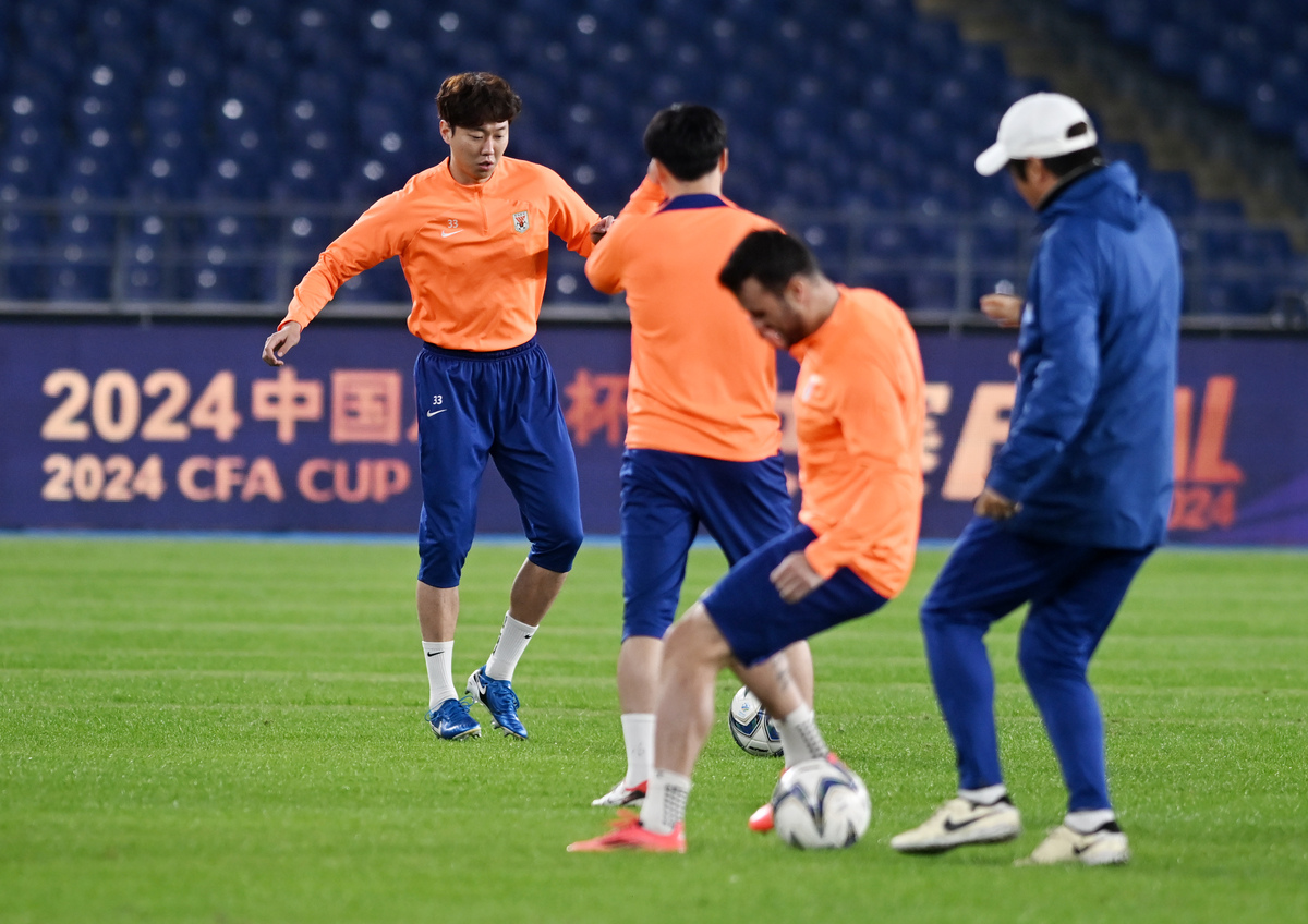 亚冠比赛中球队精彩演绎,球迷惊叹 亚冠比赛中球队精彩演绎,球迷惊叹