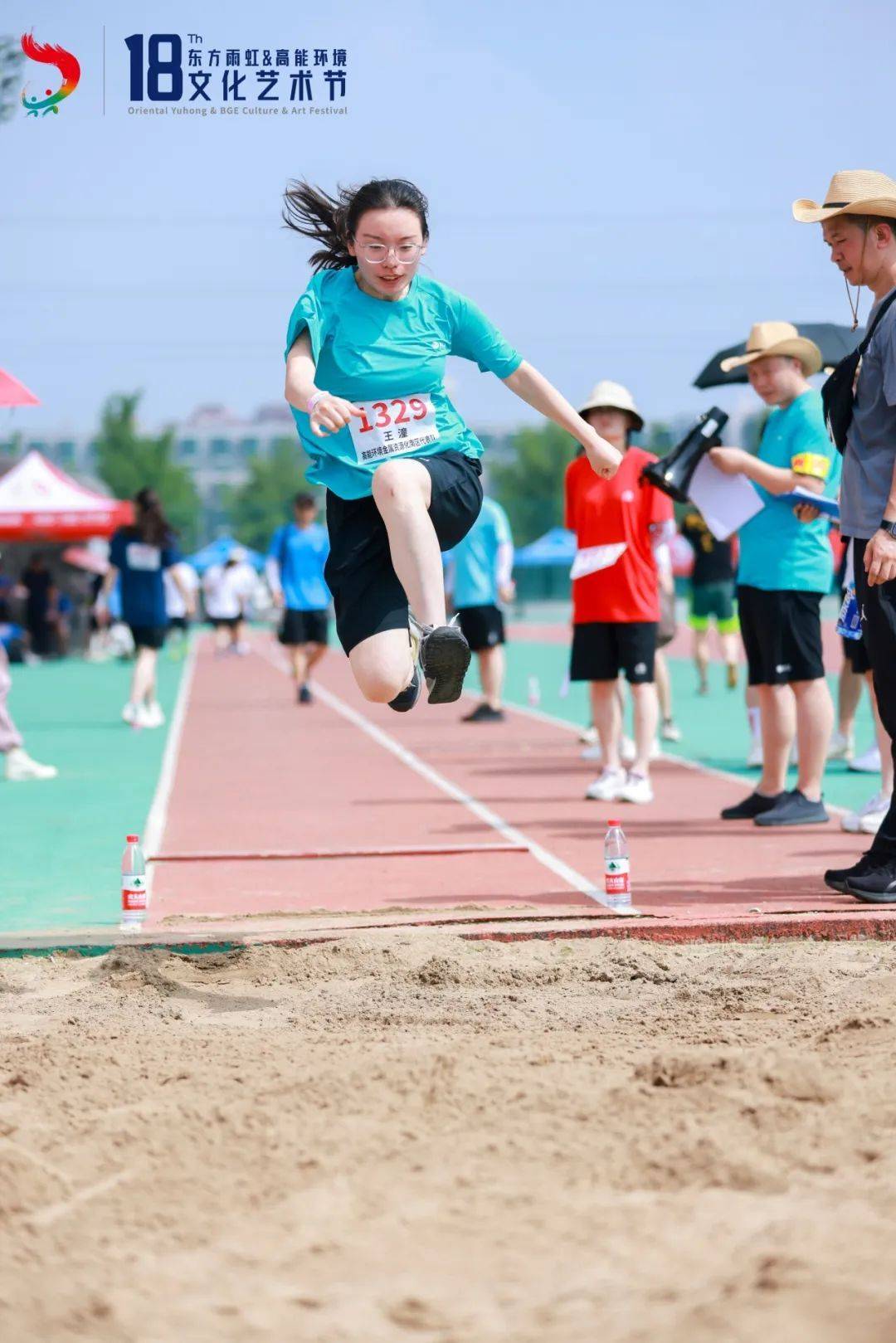 哥伦比亚女子田径选手突围前进，锐不可挡