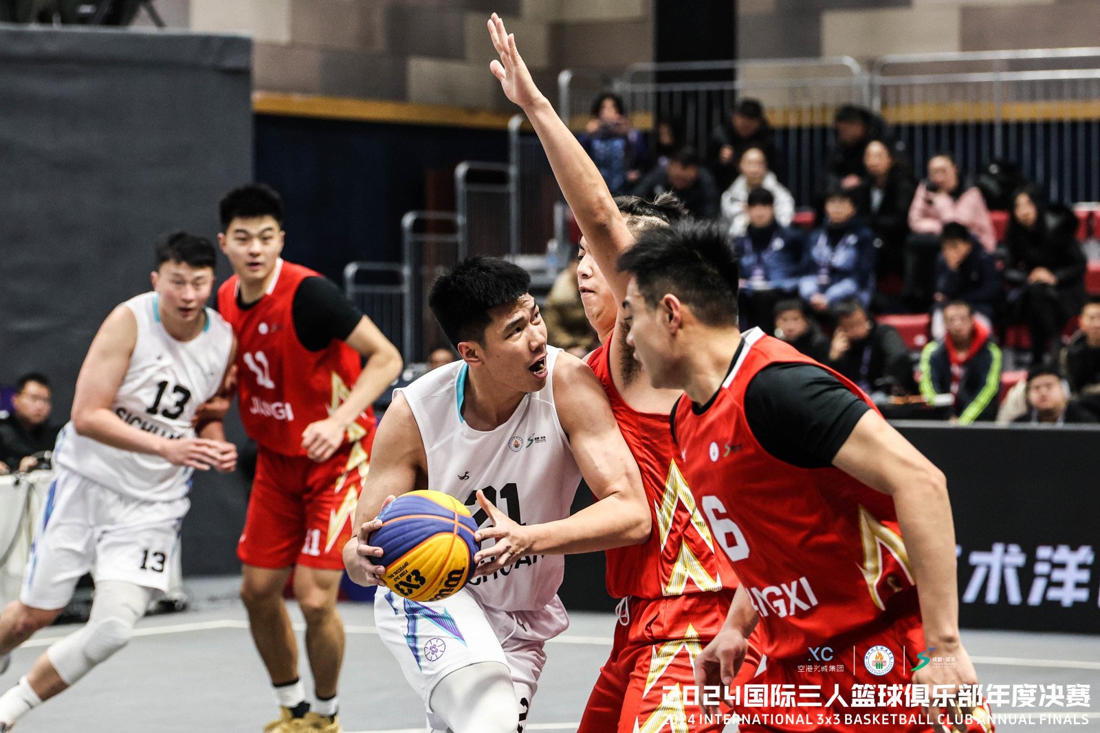 球队们在比赛中彰显团队合作精神