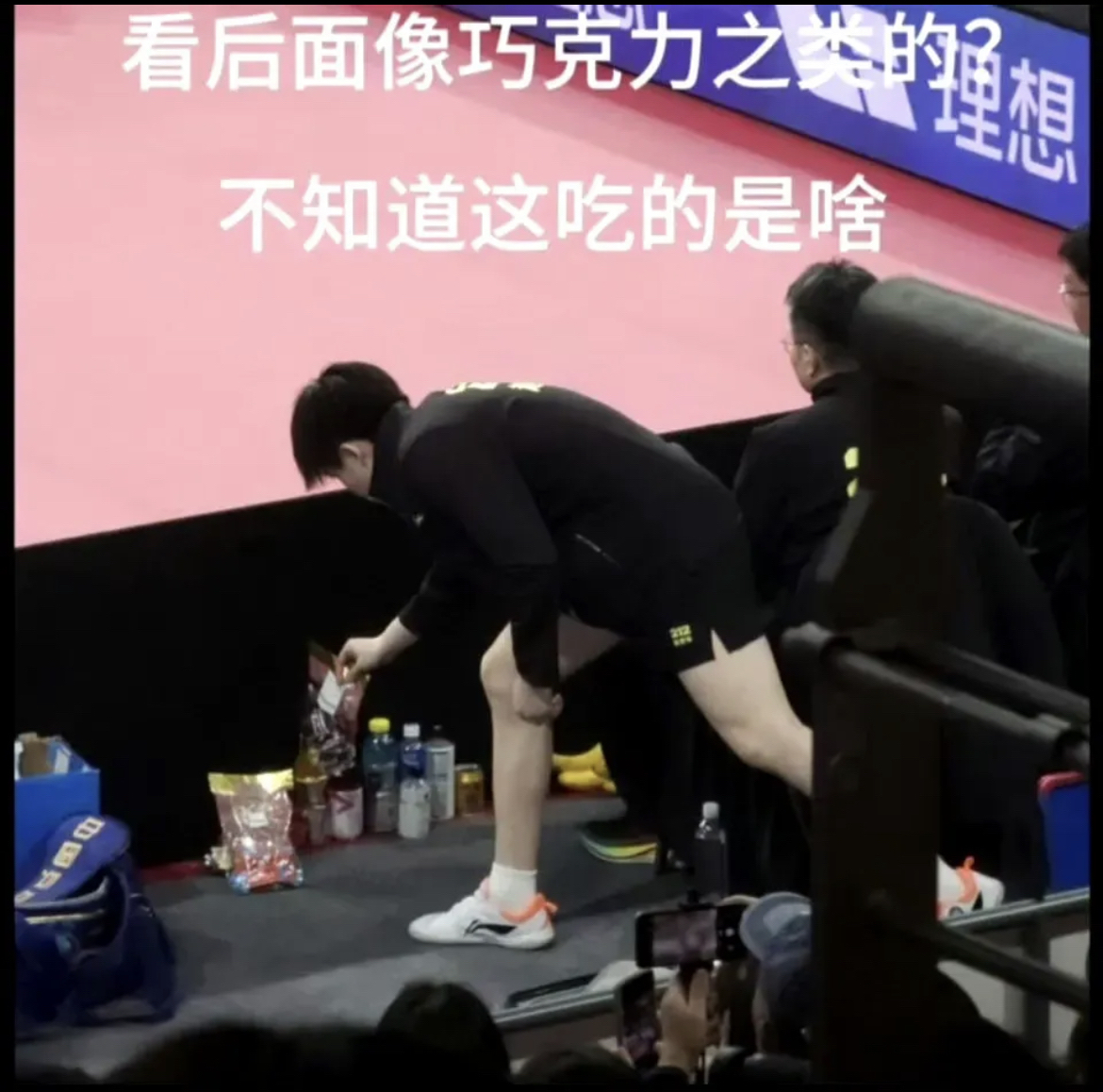 观众们沉浸在比赛的紧张氛围中,欢呼雀跃 观众们沉浸在比赛的紧张氛围中,欢呼雀跃