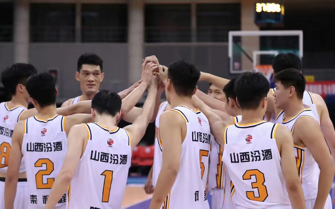 球队整体发挥出色,凝聚团队力量赢得比赛 球队整体发挥出色,凝聚团队力量赢得比赛