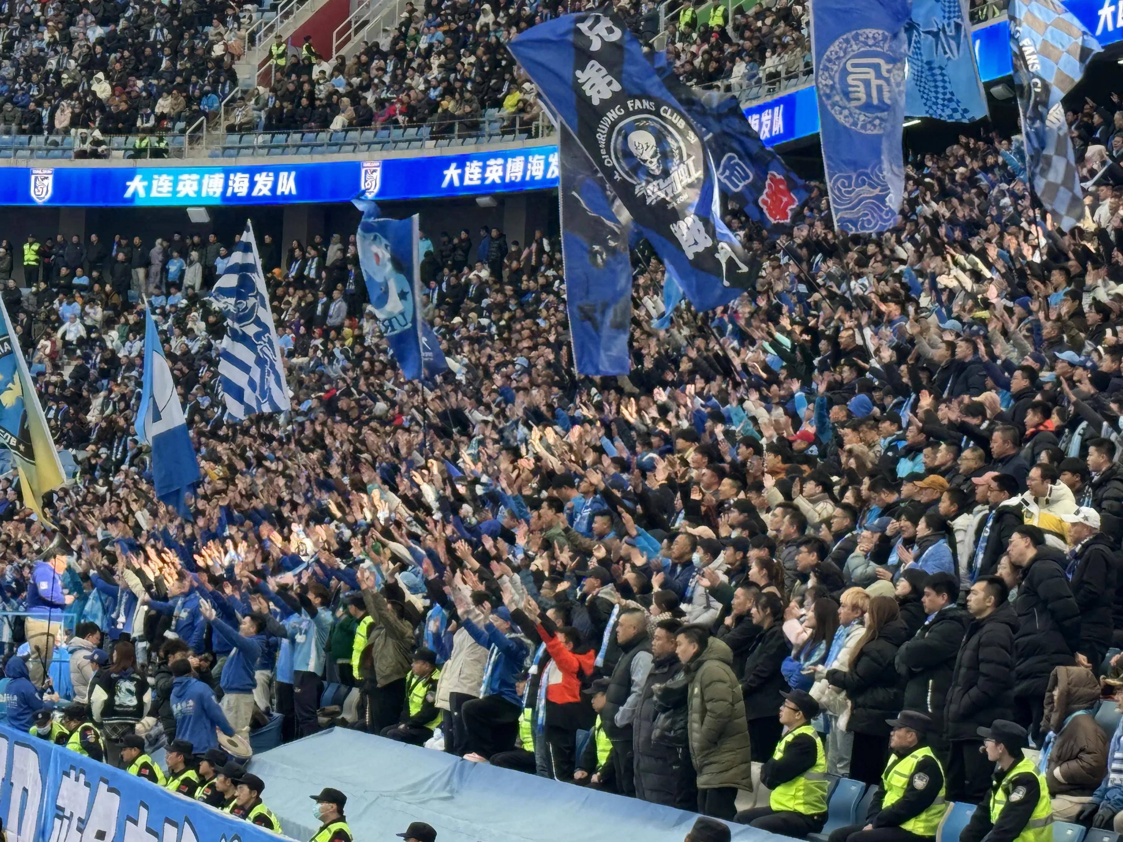 男子足球联赛再次点燃热情，球迷热情高涨