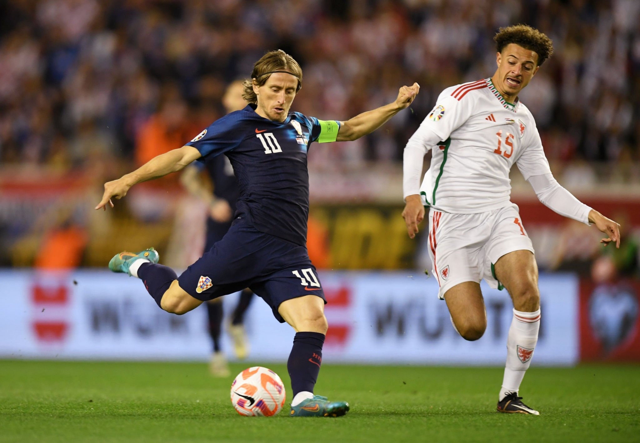 威尔士国家队逆风翻盘,成功进入下一阶段 威尔士国家队逆风翻盘,成功进入下一阶段