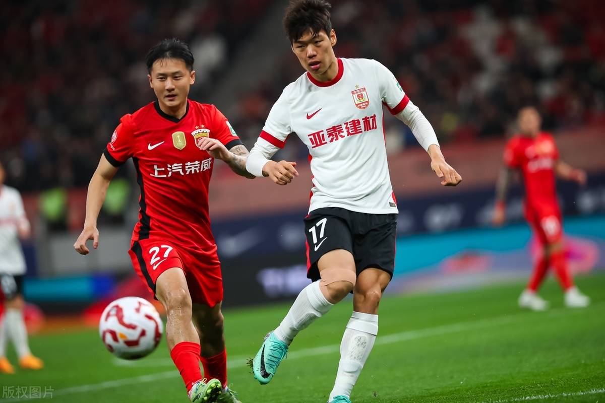 大连一方对战上海上港，中超霸主实力榜首，激烈对决不容错过