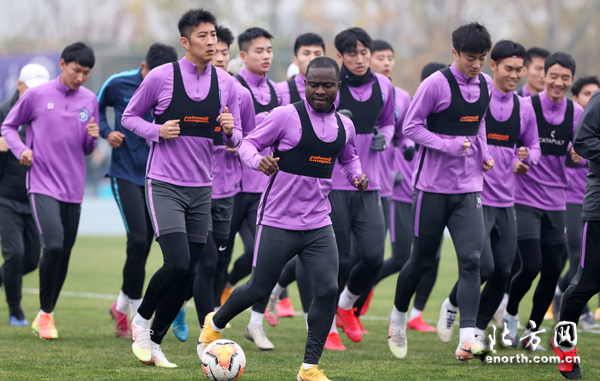 河南建业客场战胜天津泰达，取得关键胜利