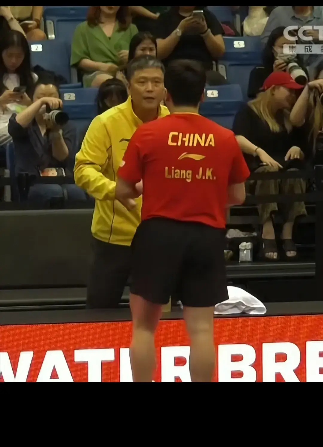 教练组合声援球员,提振士气备战 教练组合声援球员,提振士气备战