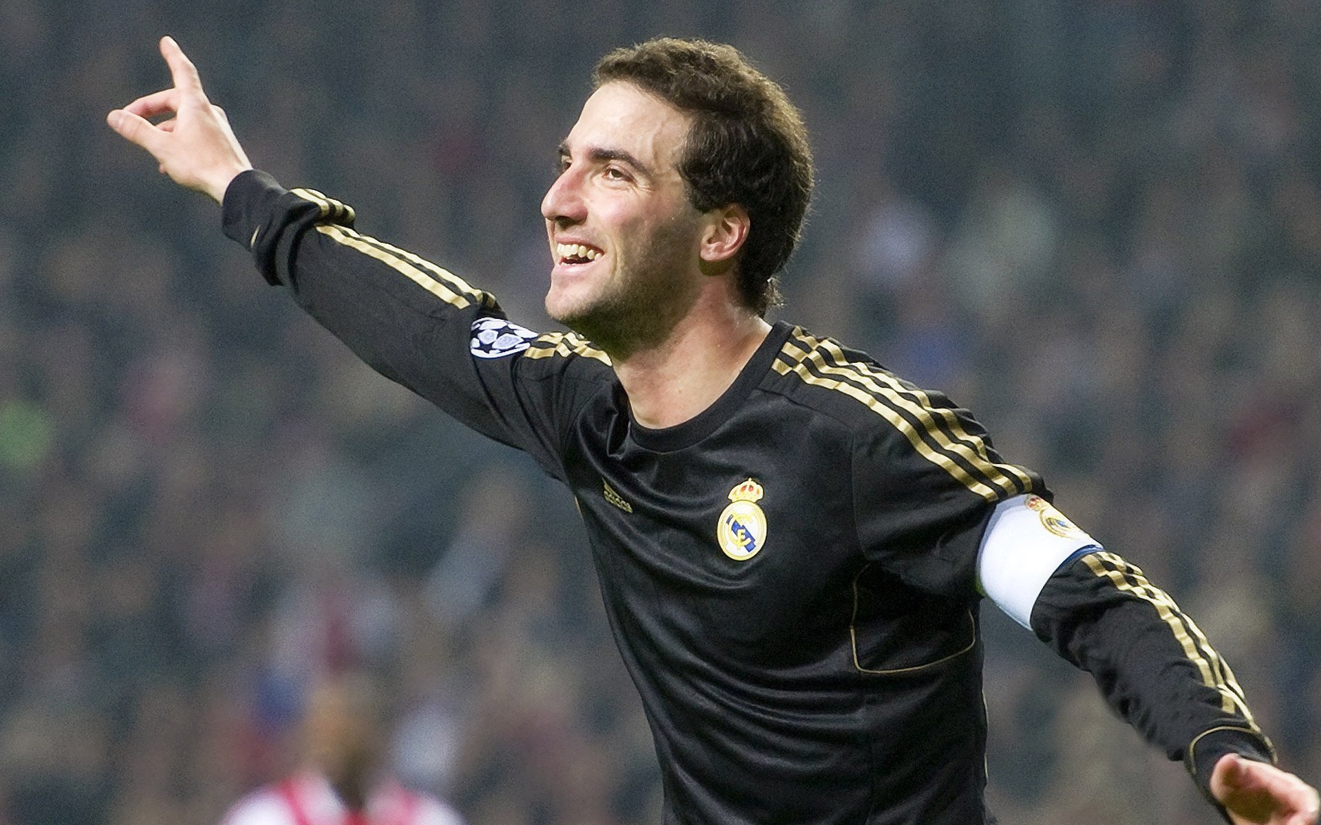 跨界王座,当欧冠决赛变身篮球场,广厦的钢铁洪流如何全面压制猛龙之翼?